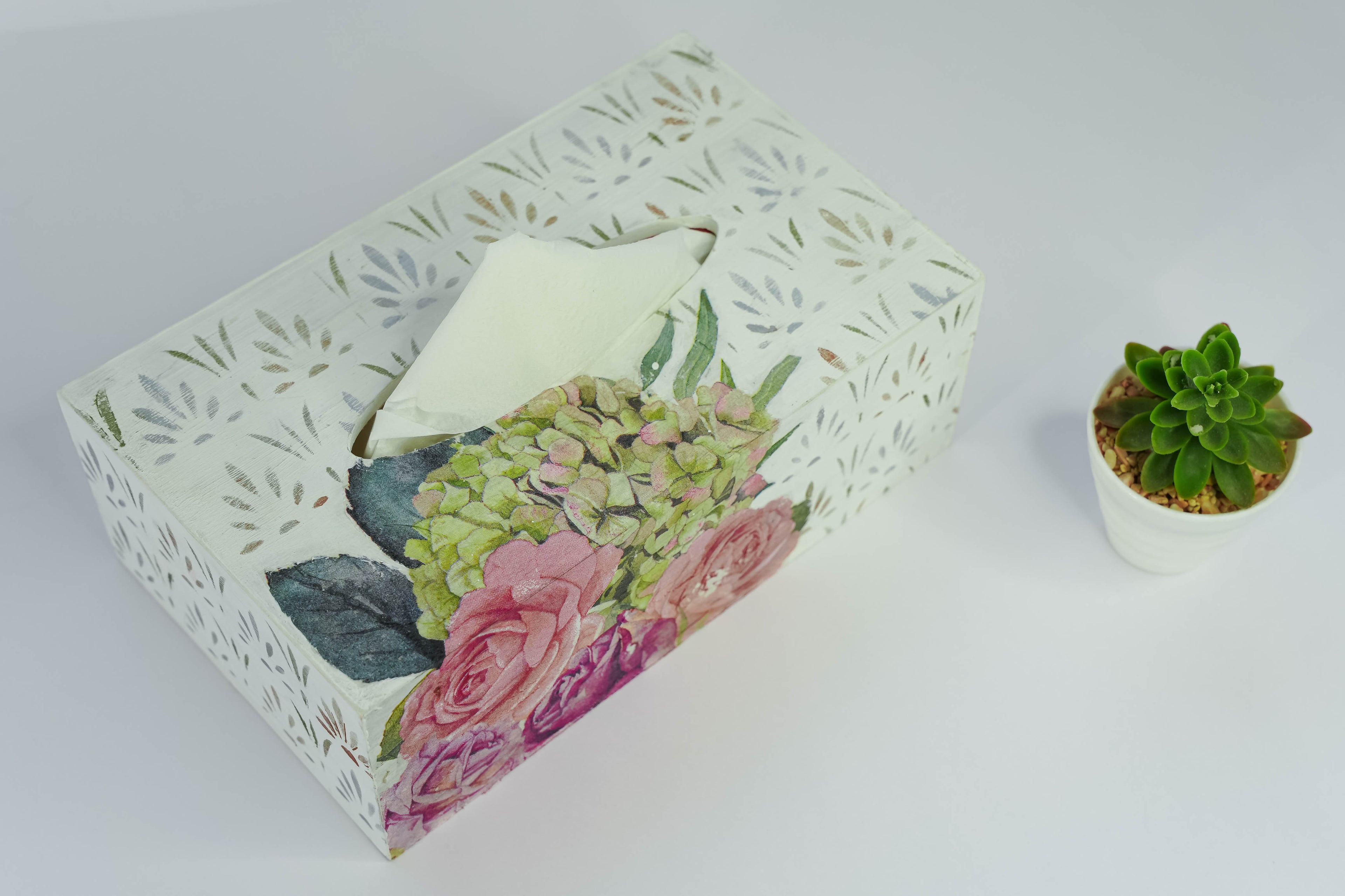 Soft White Luxe Floral Tissue Box – Elegant & Functional